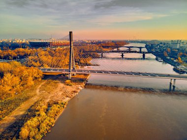 Swietokrzyski Köprüsü 'ne (Polonya: Swietokrzyski) ve Pge Narodowy veya Ulusal Stadyumu' na güzel panoramik hava manzarası - Polonya 'nın Varşova kentinde sonbahar akşamı gün batımında futbol stadyumu