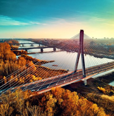 Varşova şehir merkezine gökdelenler ve bileşimin Köprüsü ile güzel panoramik hava dron gün batımı görünümü (tr: Kutsal haç Köprüsü)-Vistula Nehri Varşova, Polonya için bir Askılı köprü bitti