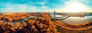 Swietokrzyski Köprüsü 'ne (Polonya: Swietokrzyski) ve Pge Narodowy veya Ulusal Stadyumu' na güzel panoramik hava manzarası - Polonya 'nın Varşova kentinde sonbahar akşamı gün batımında futbol stadyumu