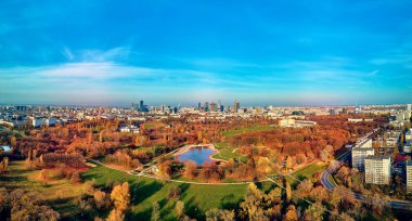 Polonya 'nın Varşova kentindeki Pola Mokotowskie' den günbatımında günbatımının muhteşem bir panoramik görüntüsü 