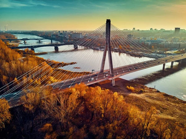 Vacker panoramautsikt över antenn drönare solnedgången till Warszawa centrum med skyskrapor och Swietokrzyski bro (sv: Holy Cross Bridge)-är en hängbron över floden Vistula i Warszawa, Poland — Stockfoto