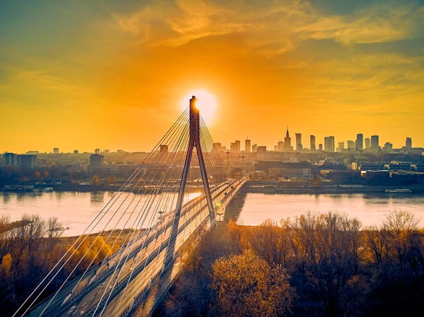 美丽的全景空中无人机日落在华沙市中心与摩天大楼和斯威托克日斯基桥 (En: 神圣的十字桥)-是一个斜拉桥在维斯图拉河在华沙, 波兰 — 图库照片
