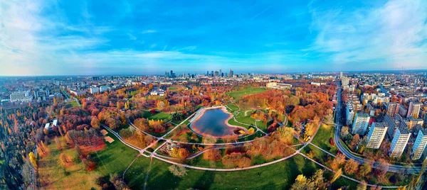 Polonya 'nın Varşova kentindeki Pola Mokotowskie' den günbatımında günbatımının muhteşem bir panoramik görüntüsü "Jozef Pilsudski Park" adlı büyük bir parktır." — Stok fotoğraf