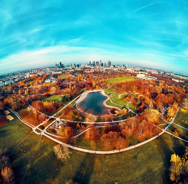 Polonya 'nın Varşova kentindeki Pola Mokotowskie' den günbatımında günbatımının muhteşem bir panoramik görüntüsü "Jozef Pilsudski Park" adlı büyük bir parktır." — Stok fotoğraf