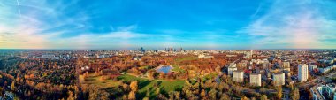 Polonya 'nın Varşova kentindeki Pola Mokotowskie' den günbatımında günbatımının muhteşem bir panoramik görüntüsü 