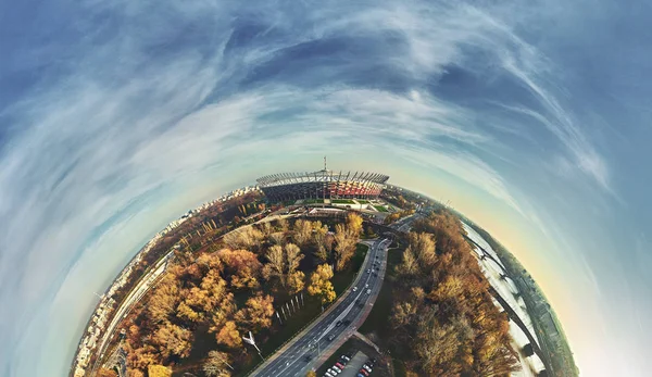GARANTIA, POLÓNIA - NOVEMBRO 17, 2019: Bela vista panorâmica do drone aéreo do pôr-do-sol para o panorama da cidade moderna de Varsóvia com arranha-céus e o Estádio Nacional PGE Narodowy (Polonês: Stadion Narodowy ) — Fotografia de Stock