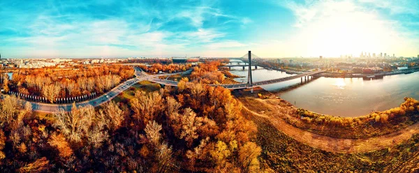 Piękny panoramiczny widok z lotu ptaka na Most Świętokrzyski i Stadion Pge Narodowy lub Narodowy - stadion piłkarski położony w Warszawie jesienią wieczorem o zachodzie słońca — Zdjęcie stockowe