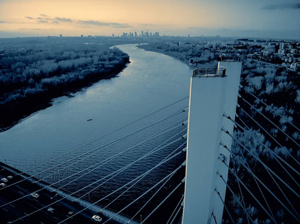 Bela vista panorâmica de drones aéreos para a ponte Siekierkowski sobre o rio Vístula e arranha-céus da cidade de Varsóvia, na Polônia, em cores vermelhas douradas do outono, em novembro à noite, ao pôr do sol — Fotografia de Stock