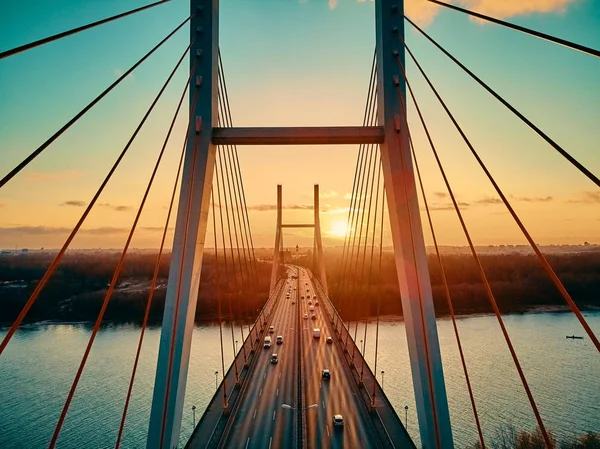 Vacker panorama antenn drönare utsikt över kabel-stannade Siekierkowski Bridge över floden Vistula och Warszawa City skyskrapor, Polen i guld röda höstfärger i november kväll vid solnedgången — Stockfoto