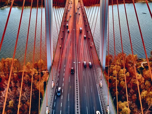 Bela vista panorâmica de drones aéreos para a ponte Siekierkowski sobre o rio Vístula e arranha-céus da cidade de Varsóvia, na Polônia, em cores vermelhas douradas do outono, em novembro à noite, ao pôr do sol — Fotografia de Stock