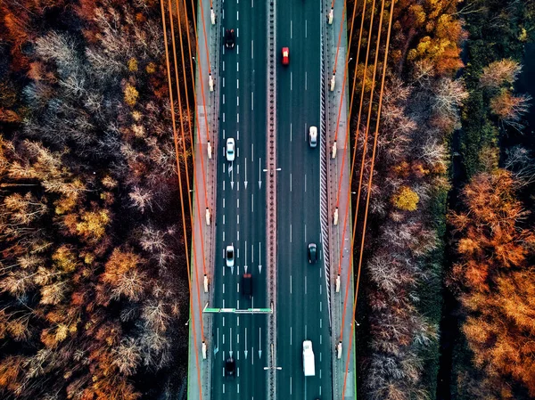 Bela vista panorâmica de drones aéreos para a ponte Siekierkowski sobre o rio Vístula e arranha-céus da cidade de Varsóvia, Polônia em cores vermelhas douradas do outono em novembro à noite ao pôr-do-sol - de cima para baixo — Fotografia de Stock