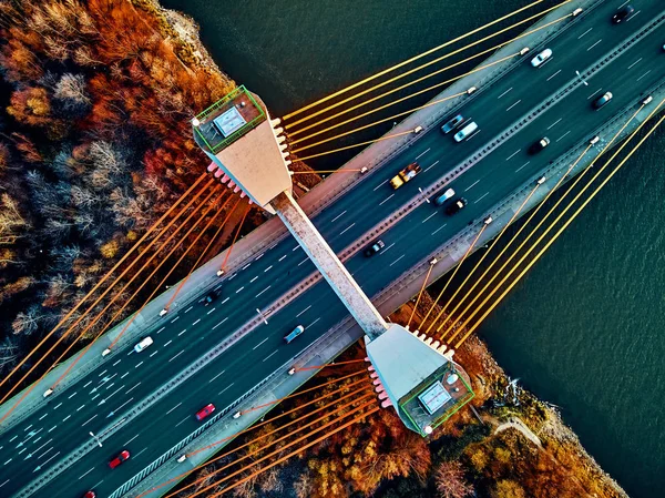 Hermosa vista panorámica del dron aéreo al puente de Siekierkowski por cable sobre el río Vístula y los rascacielos de la ciudad de Varsovia, Polonia en colores dorados de otoño rojo en la noche de noviembre al atardecer. — Foto de Stock