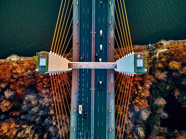 Hermosa vista panorámica del dron aéreo al puente de Siekierkowski por cable sobre el río Vístula y los rascacielos de la ciudad de Varsovia, Polonia en colores dorados de otoño rojo en la noche de noviembre al atardecer. — Foto de Stock