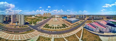 Nur-Sultan, Kazakistan - 11 Ağustos 2019: Gökdelenleri olan Nursultan (Astana) şehir merkezine güzel panoramik insansız hava aracı manzarası, Kazak Eli Anıtı, Shabyt Sarayı ve Hazrat Sultan Camisi