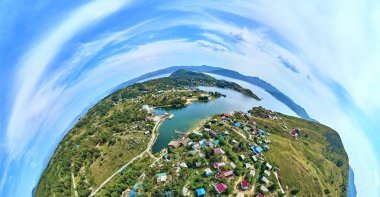 Güzel fütüristik panoramik (360 küresel panorama küçük gezegen), Doğu Kazakistan 'daki Irtysh nehri kıyısındaki Bukhtarma rezervuarının yaz tatili tesislerine hava aracı görüntüsü
