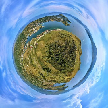 Güzel fütüristik panoramik (360 küresel panorama küçük gezegen), Doğu Kazakistan 'daki Irtysh nehri kıyısındaki Bukhtarma rezervuarının yaz tatili tesislerine hava aracı görüntüsü
