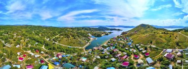 Güzel fütüristik panoramik (360 küresel panorama küçük gezegen), Doğu Kazakistan 'daki Irtysh nehri kıyısındaki Bukhtarma rezervuarının yaz tatili tesislerine hava aracı görüntüsü