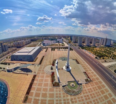 Nur-Sultan, Kazakistan (Kazakistan) - 11 Ağustos 2019: Gökdelenleri ve Kazakistan Cumhuriyeti Ulusal Müzesi ile Nursultan (Astana) şehir merkezine güzel panoramik hava aracı görüntüsü