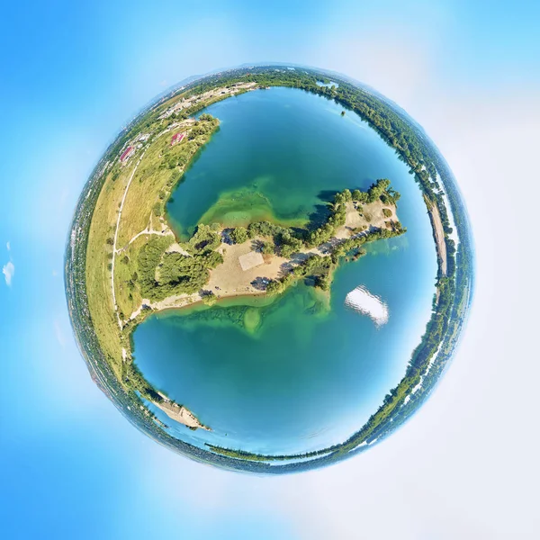 Hermosa panorámica futurista (360 pequeño planeta panorama esférico) vista aérea del dron a la ciudad de Ust-Kamenogorsk (KZ: Oskemen), Kazajstán Oriental (Qazaqstan ) — Foto de Stock