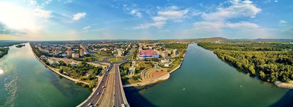 Ust-Kamenogorsk (Kz: Oskemen) ve Irtysh nehri, Doğu Kazakistan (Kazakistan) şehirlerine güzel fütürist panoramik hava aracı görüntüsü)