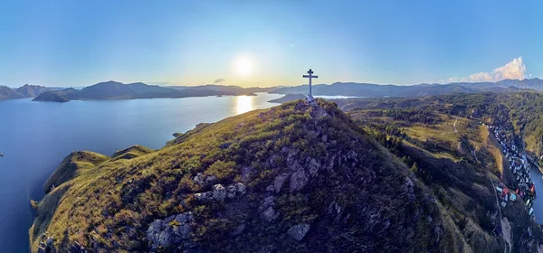 Prachtige futuristische panoramische luchtfoto drone uitzicht op zomer recreatie faciliteiten aan de oevers van de Bukhtarma stuwmeer op de Irtysh rivier met een orthodox kruis op de top van de berg, Oost-Kazachstan — Stockfoto