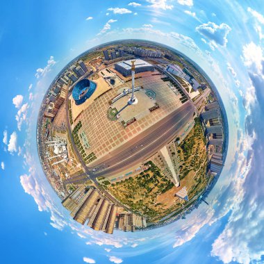 Nur-Sultan, Kazakistan - 11 Ağustos 2019: Güzel panoramik (360 küresel panorama küçük gezegen) Nursultan (Astana) şehir merkezine Kazak Eli Anıtı, Hazrat Sultan Camii