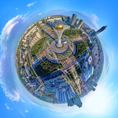 Nur-Sultan, Kazakistan - 11 Ağustos 2019: Gökdelenleri ve Baiterek Kulesi ile Nursultan (Astana) şehir merkezine güzel panoramik (360 küresel panorama küçük gezegeni) hava aracı görüntüsü