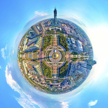 Nur-Sultan, Kazakistan - 11 Ağustos 2019: Gökdelenleri ve Baiterek Kulesi ile Nursultan (Astana) şehir merkezine güzel panoramik (360 küresel panorama küçük gezegeni) hava aracı görüntüsü