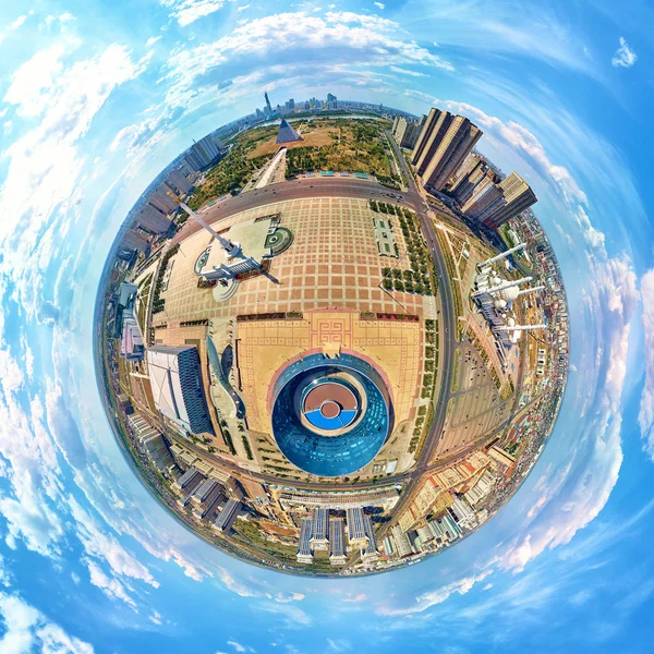NUR-SULTAN, KAZAKHSTAN - 11 de agosto de 2019: Hermosa panorámica (360 panorama esférico pequeño planeta) vista aérea al centro de Nursultan (Astana) con Monumento Kazajstán Eli, Mezquita de Sultán Hazrat — Foto de Stock