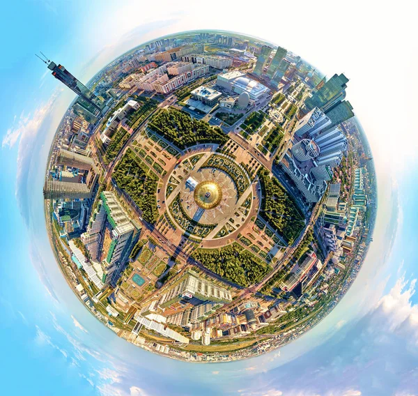 Nur-Sultan, Καζακστάν - 11 Αυγούστου 2019: Πανέμορφο πανοραμικό (360 σφαιρικό πανόραμα μικρού πλανήτη) εναέριο drone με θέα στο κέντρο της πόλης Nursultan (Αστάνα) με ουρανοξύστες και πύργο Baiterek — Φωτογραφία Αρχείου