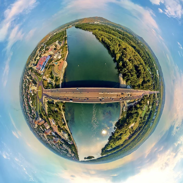 Krásný futuristický panoramatický (360 sférických panoramatických planetek) letecký bezpilotní pohled na město Ust-Kamenogorsk (Kz: Oskemen), východní Kazachstán (Qazaqstan) — Stock fotografie