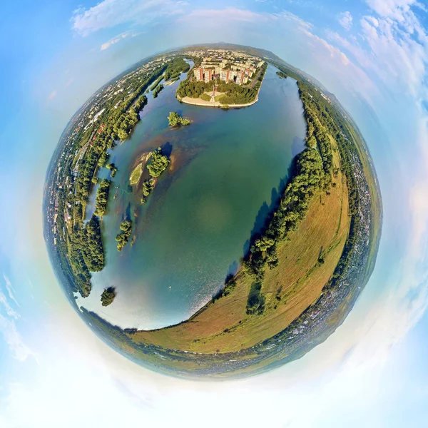 Vacker futuristisk panoramautsikt (360 sfäriska panorama liten planet) antenn drönare vy till staden Ust-Kamenogorsk (Kz: Oskemen), östra Kazakstan (Qazaqstan) — Stockfoto
