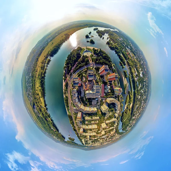 Krásný futuristický panoramatický (360 sférických panoramatických planetek) letecký bezpilotní pohled na město Ust-Kamenogorsk (Kz: Oskemen), východní Kazachstán (Qazaqstan) — Stock fotografie