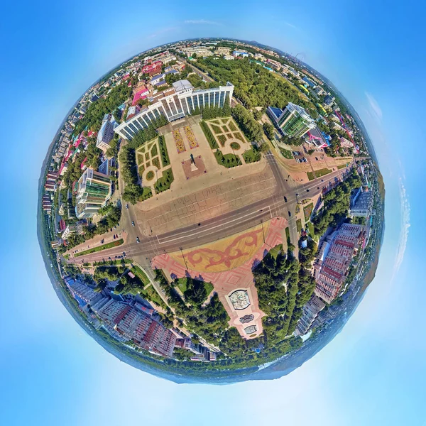 Bela visão panorâmica futurista (360 panorama esférico pequeno planeta) drone aéreo para a cidade de Ust-Kamenogorsk (KZ: Oskemen), Cazaquistão Oriental (Qazaqstan ) — Fotografia de Stock