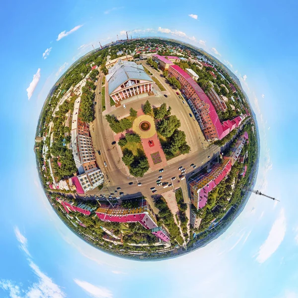 Bela visão panorâmica futurista (360 panorama esférico pequeno planeta) drone aéreo para a cidade de Ust-Kamenogorsk (KZ: Oskemen), Cazaquistão Oriental (Qazaqstan ) — Fotografia de Stock