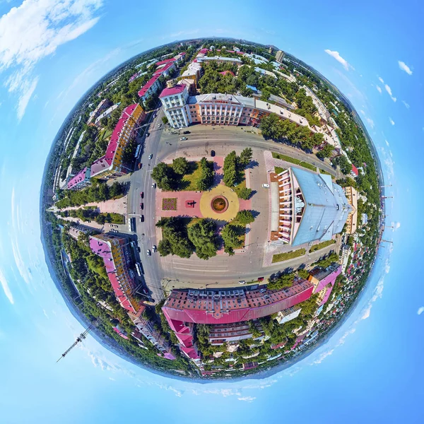 Bela visão panorâmica futurista (360 panorama esférico pequeno planeta) drone aéreo para a cidade de Ust-Kamenogorsk (KZ: Oskemen), Cazaquistão Oriental (Qazaqstan ) — Fotografia de Stock