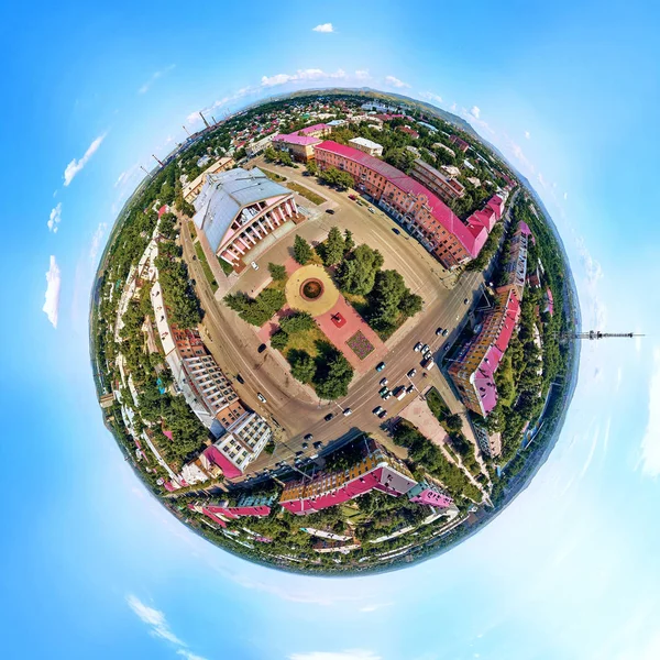 Bela visão panorâmica futurista (360 panorama esférico pequeno planeta) drone aéreo para a cidade de Ust-Kamenogorsk (KZ: Oskemen), Cazaquistão Oriental (Qazaqstan ) — Fotografia de Stock