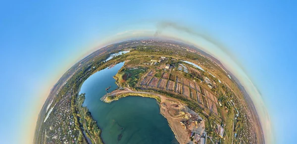 Krásný futuristický panoramatický (360 sférických panoramatických planetek) výhled na město Ust-Kamenogorsk (Kz: Oskemen), městské čistírny odpadních vod, sedimentační nádrže, východní Kazachstán — Stock fotografie