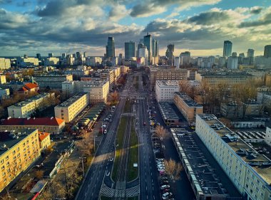 Güzel panoramik hava aracının görüntüsü modern Varşova şehrine girerken Ocak ayı güneşinin batışında gökdelenlerin siluetleriyle inanılmaz bir gün batımı, Polonya