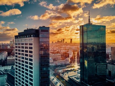 Güzel panoramik hava aracının görüntüsü modern Varşova şehrine girerken Ocak ayı güneşinin batışında gökdelenlerin siluetleriyle inanılmaz bir gün batımı, Polonya