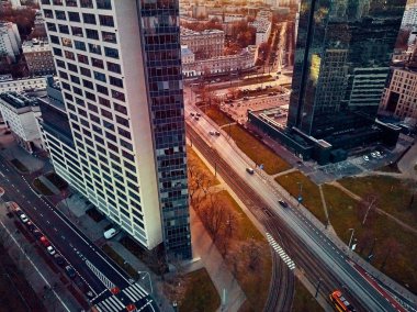Güzel panoramik hava aracının görüntüsü modern Varşova şehrine girerken Ocak ayı güneşinin batışında gökdelenlerin siluetleriyle inanılmaz bir gün batımı, Polonya