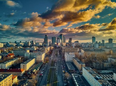 Güzel panoramik hava aracının görüntüsü modern Varşova şehrine girerken Ocak ayı güneşinin batışında gökdelenlerin siluetleriyle inanılmaz bir gün batımı, Polonya