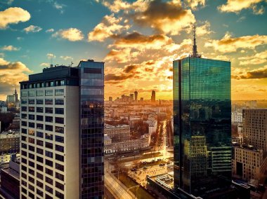 Güzel panoramik hava aracının görüntüsü modern Varşova şehrine girerken Ocak ayı güneşinin batışında gökdelenlerin siluetleriyle inanılmaz bir gün batımı, Polonya
