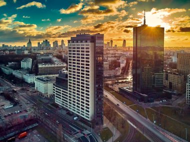 Güzel panoramik hava aracının görüntüsü modern Varşova şehrine girerken Ocak ayı güneşinin batışında gökdelenlerin siluetleriyle inanılmaz bir gün batımı, Polonya