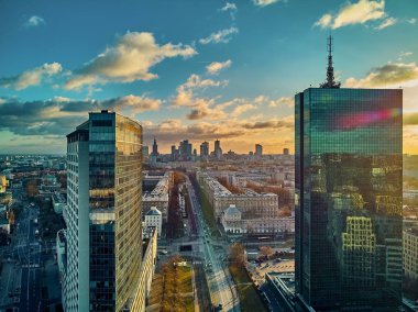 Güzel panoramik hava aracının görüntüsü modern Varşova şehrine girerken Ocak ayı güneşinin batışında gökdelenlerin siluetleriyle inanılmaz bir gün batımı, Polonya