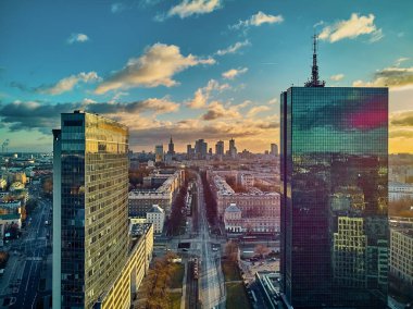 Güzel panoramik hava aracının görüntüsü modern Varşova şehrine girerken Ocak ayı güneşinin batışında gökdelenlerin siluetleriyle inanılmaz bir gün batımı, Polonya