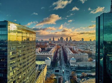 Güzel panoramik hava aracının görüntüsü modern Varşova şehrine girerken Ocak ayı güneşinin batışında gökdelenlerin siluetleriyle inanılmaz bir gün batımı, Polonya