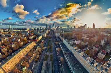 Güzel panoramik hava aracının görüntüsü modern Varşova şehrine girerken Ocak ayı güneşinin batışında gökdelenlerin siluetleriyle inanılmaz bir gün batımı, Polonya
