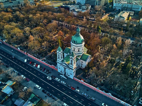 Gyönyörű panorámás drón kilátás nyílik a? adja meg a modern Varsó város sziluettjei felhőkarcolók és templom Karol Boromeusz (a Powazki temetőben) a csodálatos téli januári naplemente, Lengyelország — Stock Fotó