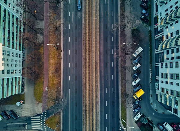 Bela vista panorâmica do drone aéreo - um olhar para baixo na avenida de João Paulo II em Varsóvia, Polônia - incrível pôr do sol de janeiro — Fotografia de Stock